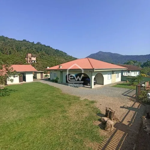 Casa com Amplo Terreno no Bairro Rio Hern em Schroeder, SC