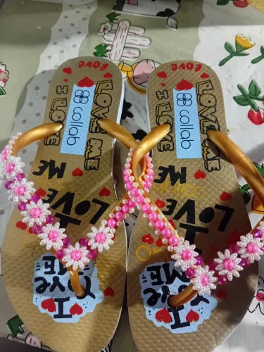 Chinelos feminino ornamentado.