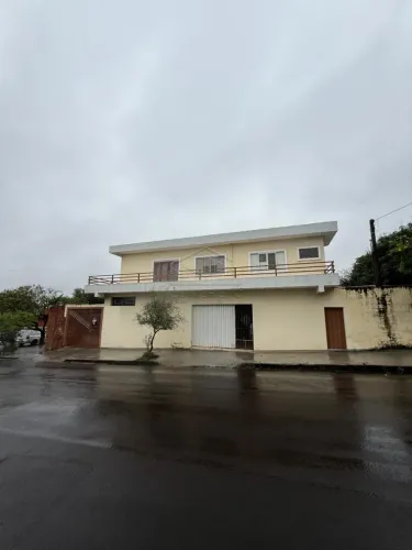 Sobrado de esquina disponível para venda, com 261 m² de área total e 238 m² de área constr