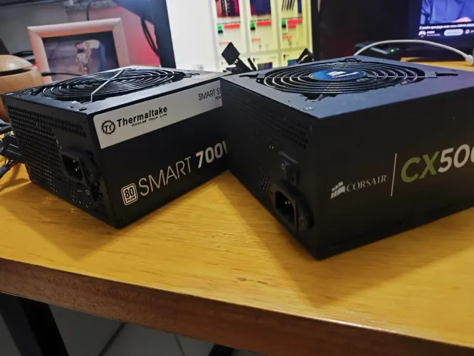 Fonte Corsair CX 500W e Thermaltake SMART 700W. Magarça ou locais próximos.