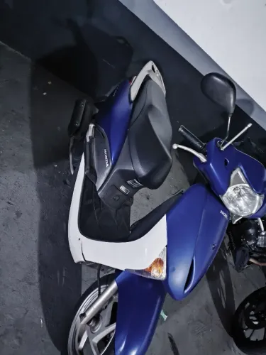Honda lead azul red bull