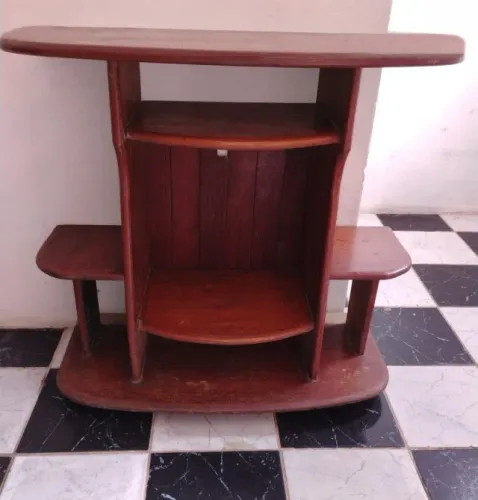 Para desocupar espaço, mesa e rack para tv, em madeira de lei.