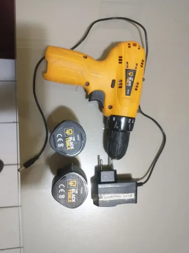 Vende-se aparafusadeira The Black Tools com carregador e 2 baterias. Preço R$ 70,00