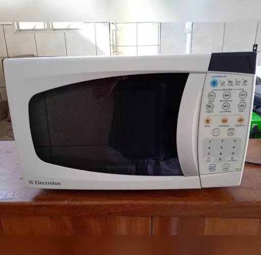 Microondas Electrolux 21 litros semi novo