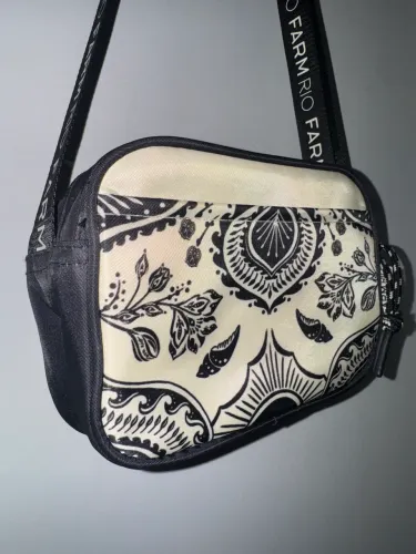     Bolsa Transversal Farm Estampada Preta e Off-White (aceito propostas)?