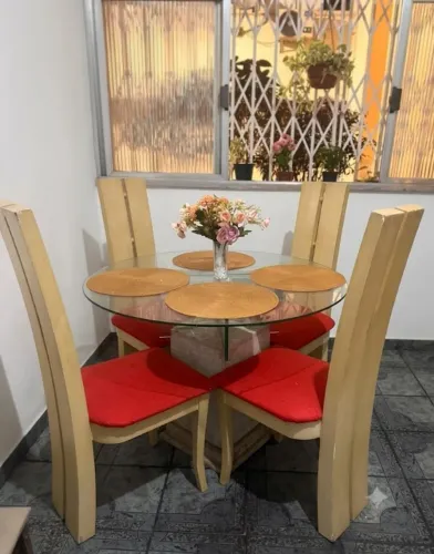 mesa com tampo de vidro e base em mármore