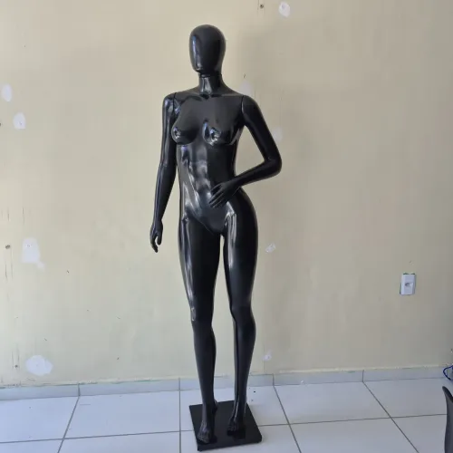 Manequim feminino preto