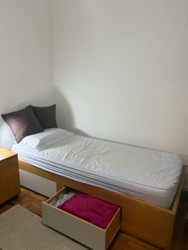 Cama de solteiro em madeira