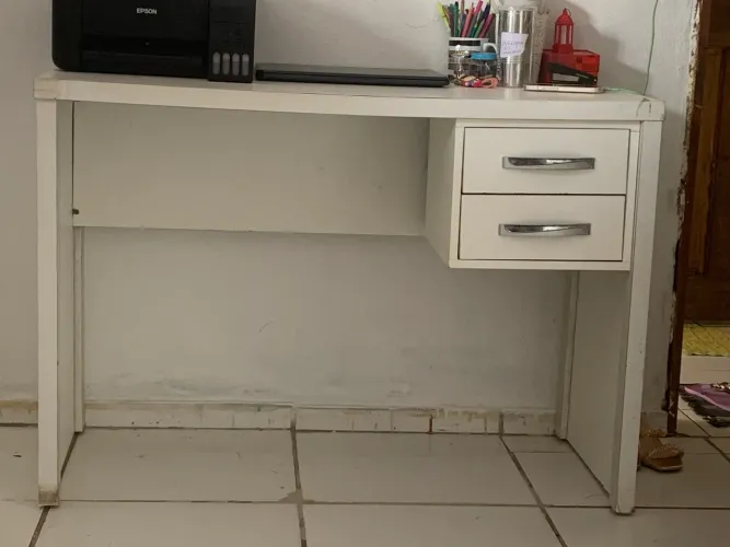 Escrivaninha com gaveta