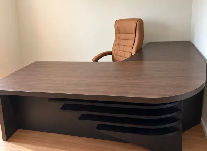 Mesa versátil à venda: ideal para salas, cozinhas e escritórios.