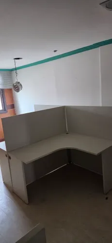 Mesas com divisórias escritório