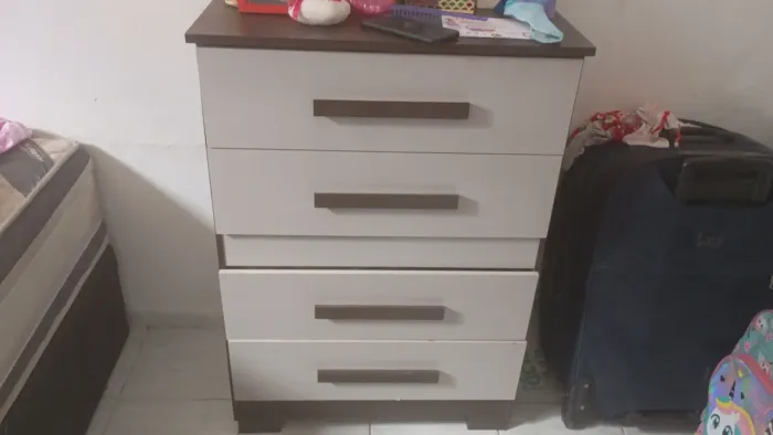 Vendo Cômoda com 4 gavetas em bom estado. 