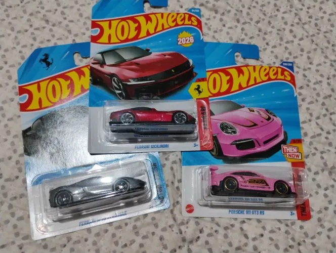 3 carros hot Wheels.