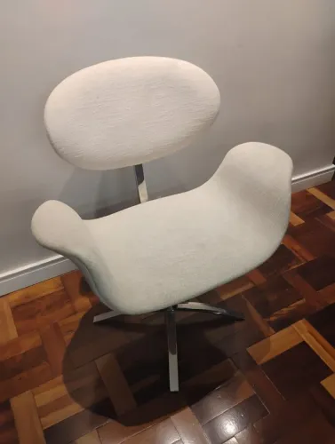 Par de Poltronas Giratórias Modernas em Linho Cru e Base Cromada