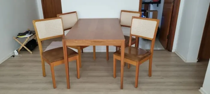 Jogo de jantar com 4 cadeiras