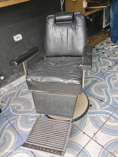 Vende se uma cadeira de barbeiro ferrante ou troca se