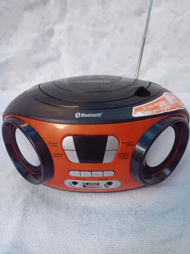 Radio ( mondial ) AM FM. CD. Bluetooth. USB