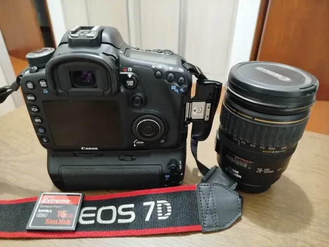 Canon 7d + Grip Original + 28-135mm + cartão de Memória (Usado)