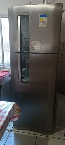 Geladeira eletrolux, mas tem que colocar o gás na geladeira.