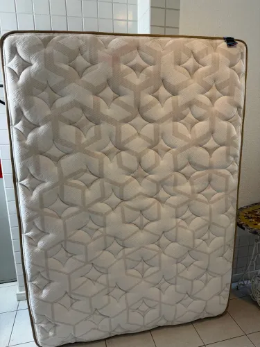Colchão casal TAM padrão marca SEALY,sem marcas de uso.