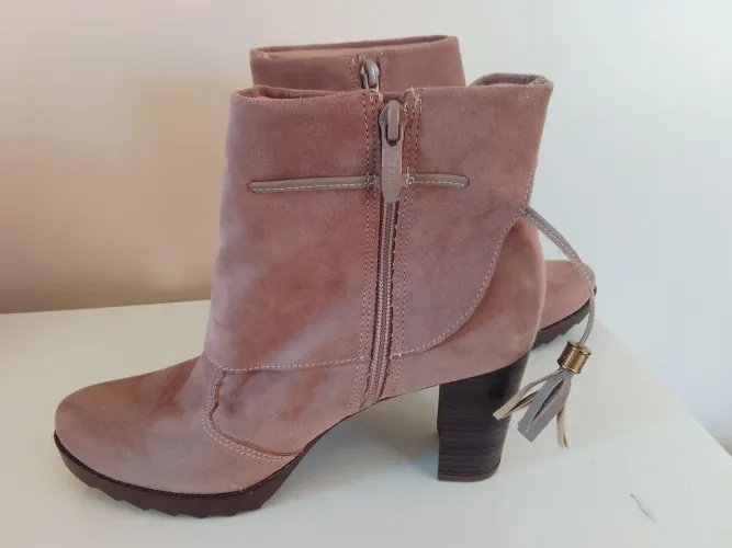 VENDO : BOTA NÚMERO 36 FEMININA