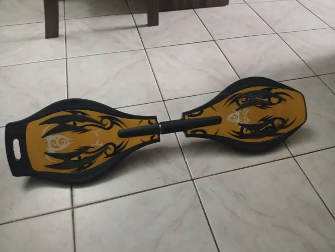 Skate de 2 rodas amarelo