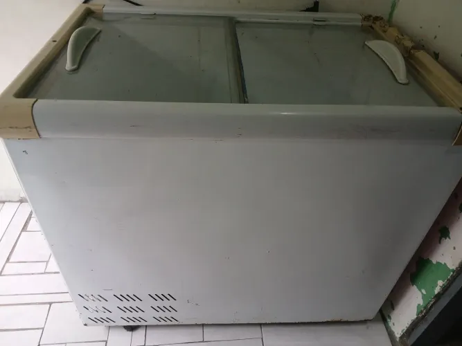 Vende-se freezer da marca esmaltec