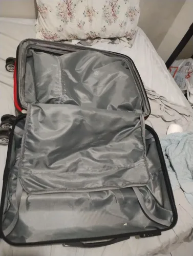 Mala da marca Wilson com capacidade para 23 kg.