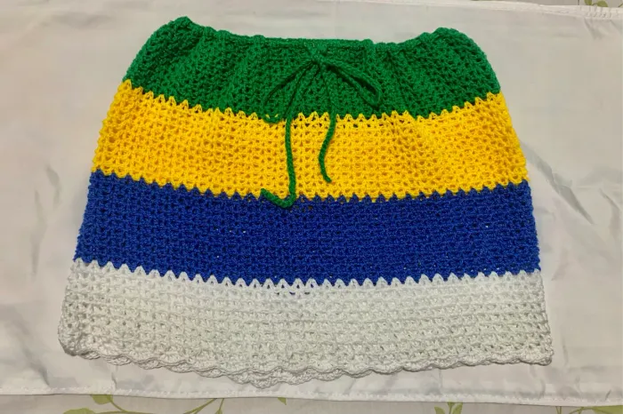 Mini saia em crochê para copa