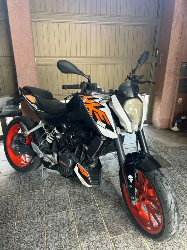 Moto bem cuidada pego outra moto como parte da entrada.