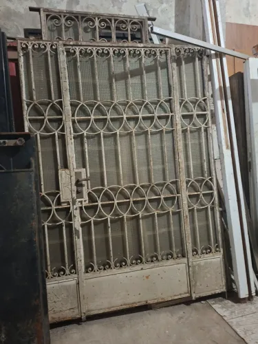 Porta de ferro antiga