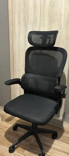 Cadeira de escritório ergonômica preta