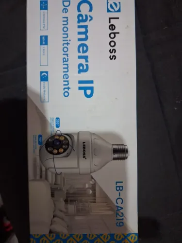 A câmera é de 220V e foi usada muito pouco.