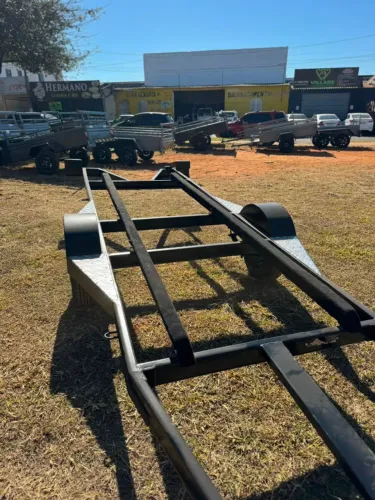 Carretinha p/ barco 6 metros rápida para facilitar seu expediente - reboque