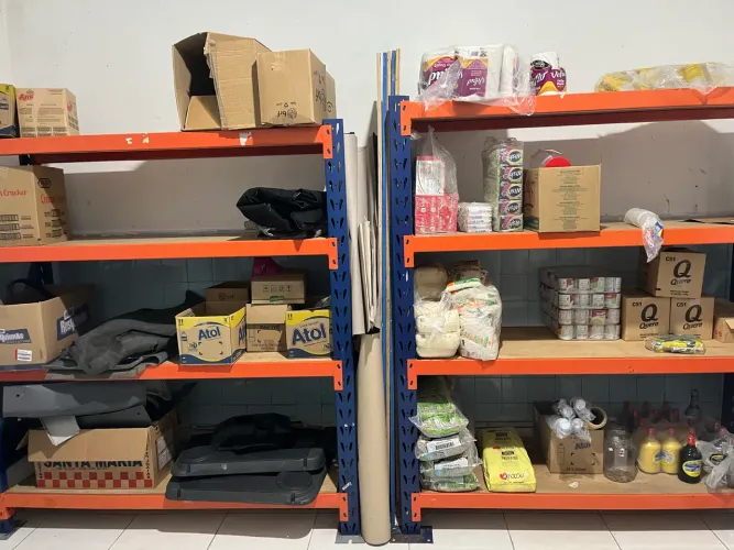 Vende -se estante para depósito