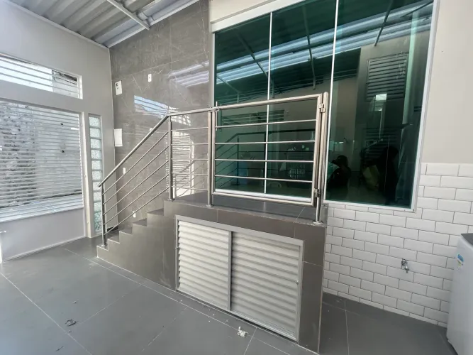 Inox: Corrimão, guarda-corpo, grade, portão, coifas, dutos, prateleiras.