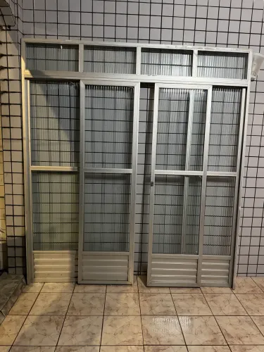 Porta de Alumínio com Vidro medindo 2,30x2,10