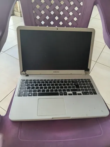 Notebook Samsung defeito pra peças tela bateria e teclado ok não acompanha memoria hd