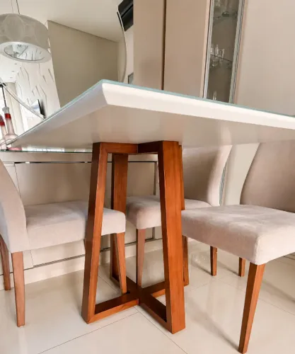 Mesa de Jantar com Tampo de Vidro + 4 Cadeiras Prima Linea Conjunto sofisticado