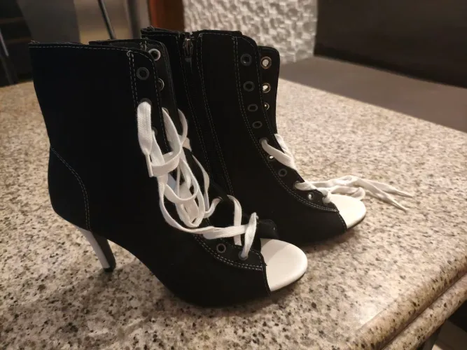 Bota cano curto Jeans nunca usada n 39