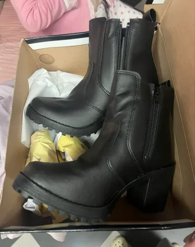 Bota feminina preta salto baixo tamanho 37 nunca usado