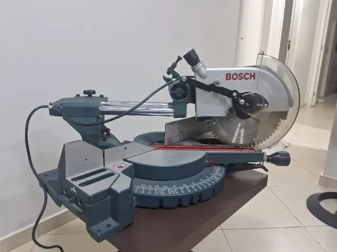 Serra meia esquadria com braço telescópio Gcm10S