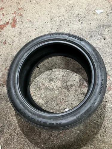 Bom jogo de pneus Kapsen K3000 235/45ZR19 em bom estado de uso.