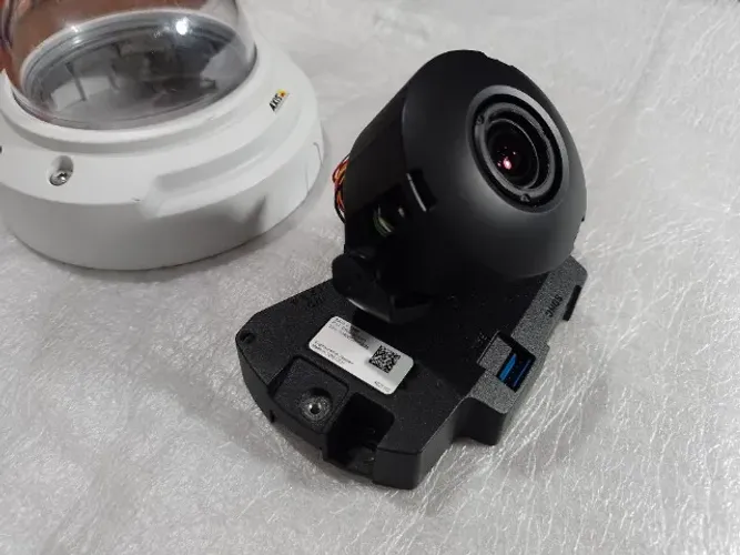   Câmera AXIS P3346 dome fixa para ambientes interno, lente motorizada 3-9mm / 2 MP