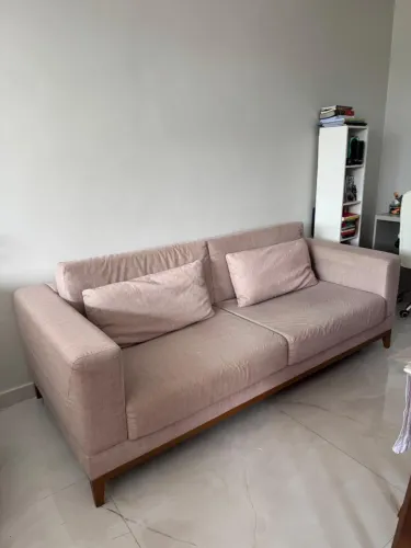 Sofá 3 lugares em linho com base de madeira