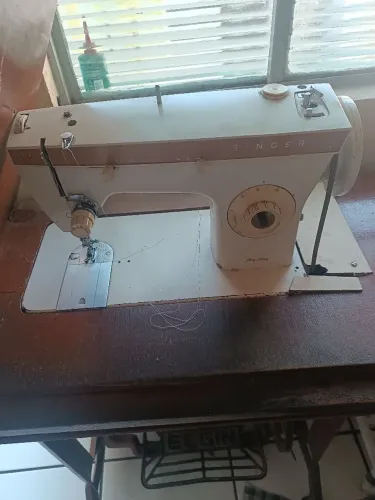Máquina de costura antiga relíquia para colecionadores,ela funciona normal