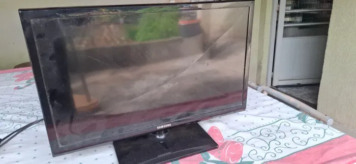TV Monitor samsung t24d310lh com tela quebrada