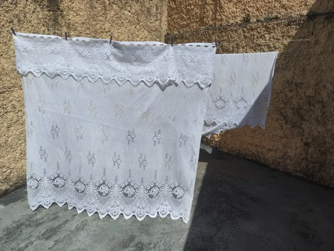 Par de Cortinas de Renda Branca com Barrado Trabalhado