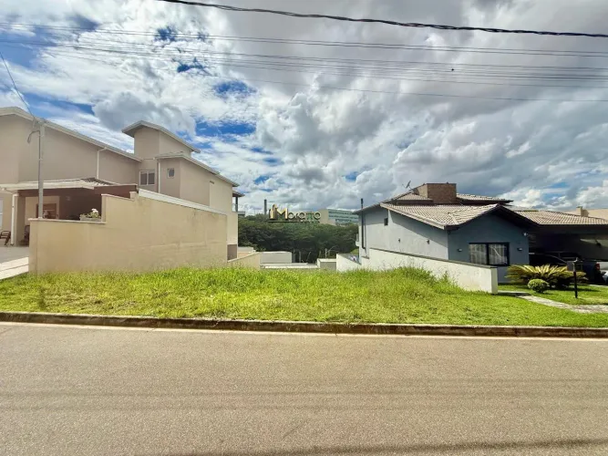 Terreno à Venda em Condomínio Fechado 303m² com Declive Suave em Bragança Paulista/SP