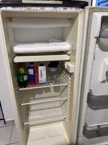 Geladeira funcionando boa para quem vai usar para desmanchar